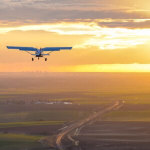 Avion avec couché de soleil