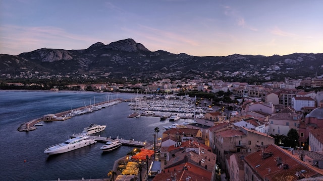 Pourquoi Calvi, le joyau de Corse, devrait-il être votre prochaine destination de voyage ?