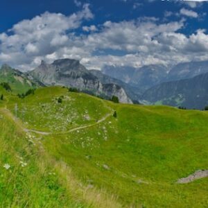 Pourquoi les trains panoramiques suisses sont-ils considérés comme les plus beaux voyages en Europe ?