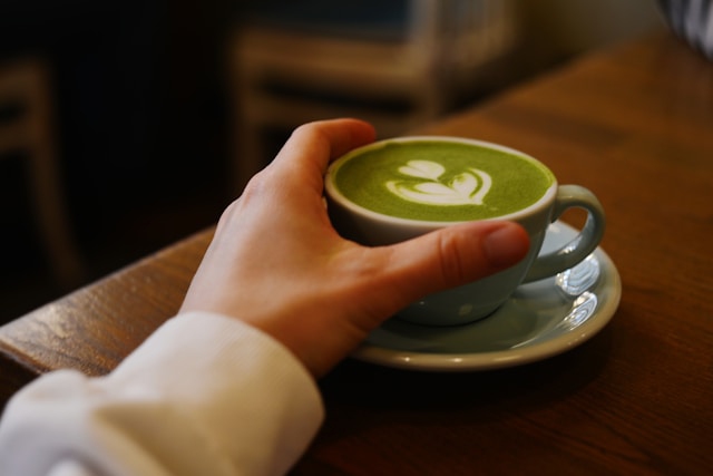 Sencha, gunpowder ou matcha : Quel thé vert choisir pour optimiser la perte de poids ?